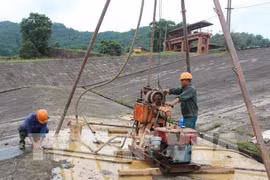 Khẩn cấp xử lý thấm đập chính Hồ Núi Cốc
