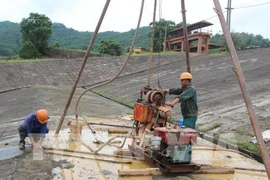 Khẩn cấp xử lý thấm đập chính Hồ Núi Cốc