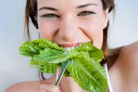 Lưu ý khi ăn rau sống để không nhiễm bệnh chết người