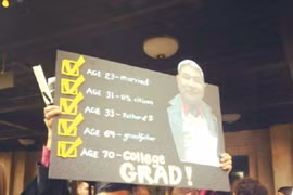 Cụ ông gốc Việt 70 tuổi nhận bằng cử nhân 