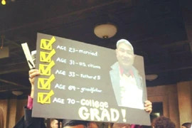 Cụ ông gốc Việt 70 tuổi nhận bằng cử nhân 