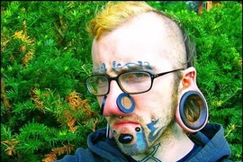 Hãi hùng "nghệ thuật" nong lỗ tai to bằng... trôn chén