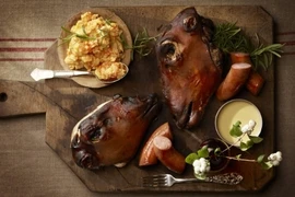 Cận cảnh món ăn đáng sợ trên bàn ăn mùa lễ hội ở Na Uy