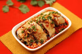 Gà luộc sốt sa tế thơm ngon lạ miệng