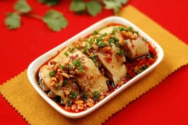 Gà luộc sốt sa tế thơm ngon lạ miệng