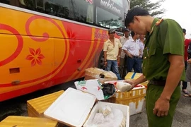 Gần nửa tấn chân gà xúc xích không nguồn gốc suýt lên bàn nhậu