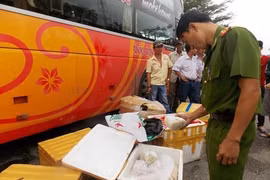 Gần nửa tấn chân gà xúc xích không nguồn gốc suýt lên bàn nhậu