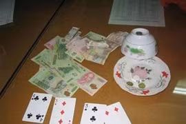 Bắt quả tang hiệu trưởng đánh bạc