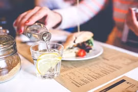 Hậu quả của uống nước giải nhiệt sai cách trong ngày nóng 40 độ