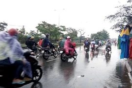 Mưa trái mùa tăng, chống ngập thêm vất vả