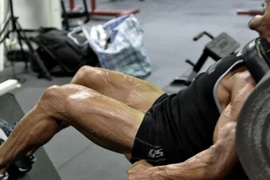 Những cách tăng cơ bắp rùng rợn khiến đàn ông khốn đốn