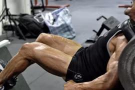 Những cách tăng cơ bắp rùng rợn khiến đàn ông khốn đốn