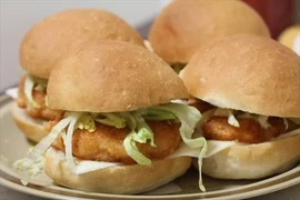 Làm bánh mì burger tôm cho bữa sáng