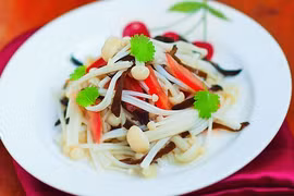 Làm salad nấm kim châm