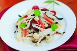 Làm salad nấm kim châm