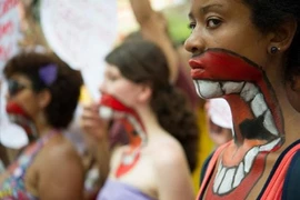 Truy tìm 30 người đàn ông trong vụ cưỡng bức tập thể