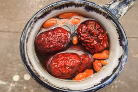 Dưỡng họng, giữ thanh cho giáo viên, ca sĩ bằng trà táo đỏ