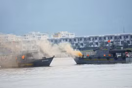 Ảnh: Việt Nam, Mỹ diễn tập ứng phó sự cố tràn dầu trên sông Hàn