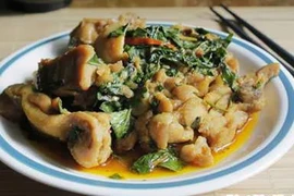 Đổi vị cho cả nhà với món gà rang lá lốt