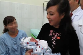 Bộ trưởng Bộ Y tế thăm cháu bé ra đời nhờ mang thai hộ