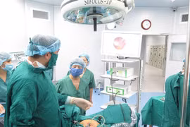 Choáng váng cụ bà 87 tuổi tự cắt tử cung bằng dao 