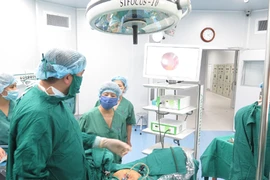 Choáng váng cụ bà 87 tuổi tự cắt tử cung bằng dao 