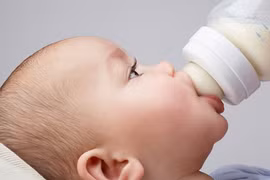 Bí quyết luyện cho bé bú bình nhanh chóng