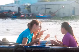 Du thuyền trên chợ nổi thưởng món ngon miền Tây 