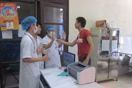 Bác sĩ bỏ chạy vì người nhà bệnh nhi tấn công 