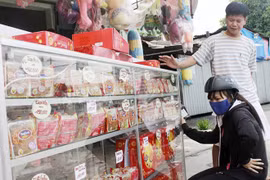 Thị trường bánh Trung thu ngày cuối: Kẻ xả, người ôm