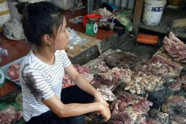 Chủ phản thịt bị đổ dầu luyn quay lại bán tôm cá