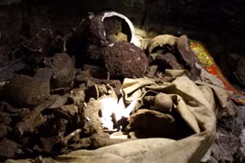 Cận cảnh hiện trường phát hiện nhiều bộ xương người trong hang đá Nghệ An 