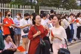 Giới trẻ háo hức đổ về sân Mỹ Đình chờ đón “Hẹn ước Bắc Nam“