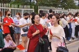 Giới trẻ háo hức đổ về sân Mỹ Đình chờ đón “Hẹn ước Bắc Nam“