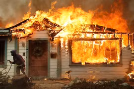 Biệt thự của sao Hollywood bị thiệt hại nặng nề do cháy rừng