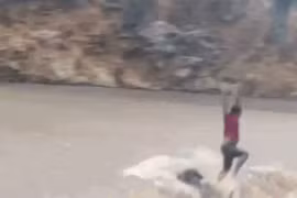 Người đàn ông bị nước cuốn trôi vì cố lái xe qua dòng nước lũ 