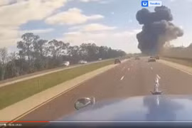 Máy bay thương gia lao xuống đường cao tốc đông đúc và phát nổ