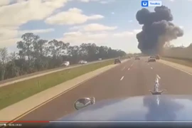 Máy bay thương gia lao xuống đường cao tốc đông đúc và phát nổ