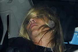 Kate Moss “rũ rượi” tại tuần lễ thời trang London