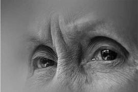 Cực lòng giữ đạo hiếu cho... con