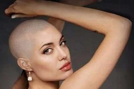 Sao vẫn đẹp quyến rũ dù cạo trọc đầu