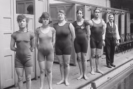 Thời trang đi biển cách đây 100 năm