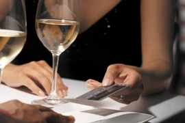 Những chiêu “bòn rút” tiền chồng tinh vi