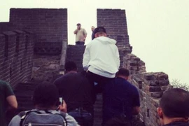 Justin Bieber đòi vệ sĩ cõng lên Vạn Lý Trường Thành