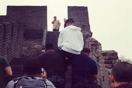 Justin Bieber đòi vệ sĩ cõng lên Vạn Lý Trường Thành