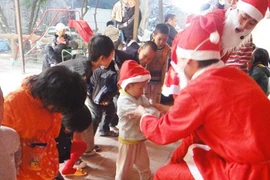 Buồn vui chuyện dịch vụ chuyển quà Noel