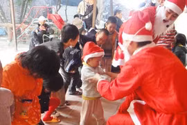 Buồn vui chuyện dịch vụ chuyển quà Noel