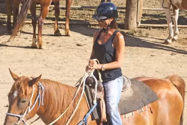 Bà Becks mặc quần bò rách, đi dép lê cưỡi ngựa