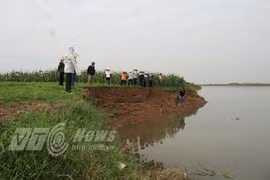 Cát tặc đánh chết người, dân nhấn chìm tàu