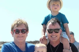 Vợ chồng cặp đôi đồng tính Elton John hạnh phúc bên con